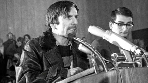 Rudi Dutschke spricht im Auditorium Maximun der FU Berlin zu den Studenten, die sich nach dem Tod von Benno Ohnesorg hier eingefunden haben. Rudi Dutschke spricht im Auditorium Maximun der FU Berlin zu den Studenten, die sich nach dem Tod von Benno Ohnesorg hier eingefunden haben. © picture-alliance / dpa