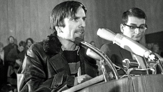 Rudi Dutschke spricht im Auditorium Maximun der FU Berlin zu den Studenten, die sich nach dem Tod von Benno Ohnesorg hier eingefunden haben. © picture-alliance / dpa 