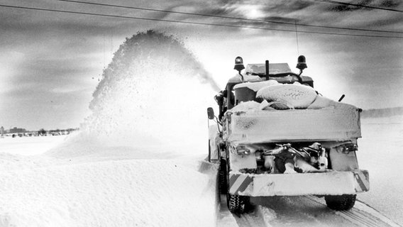 Ein Schneeräumfahrzeug aus Köln versucht am 17. Februar 1979, die Bundesautobahn Hamburg-Lübeck von den Schneemassen zu befreien. © picture-alliance / dpa 