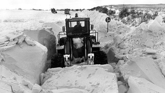 Räumfahrzeug zwischen Eckernförde und Kappeln im Winter 1978/79. © picture-alliance / dpa 