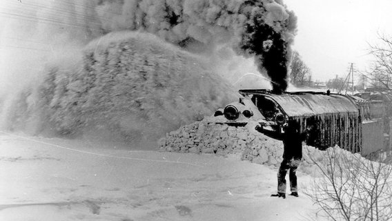 Eine Schneefräse im Einsatz im Winter 1979 in Mecklenburg-Vorpommern. © NDR Foto: Marlies Schumacher