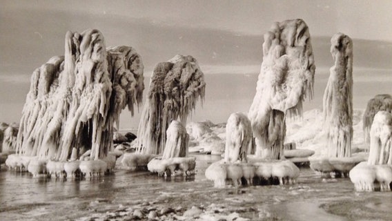 Im Winter 1979 bilden sich auf Rügen an einigen Stützen bizarre Eisskulpturen aus. © NDR Foto: Anngret Bokemüller