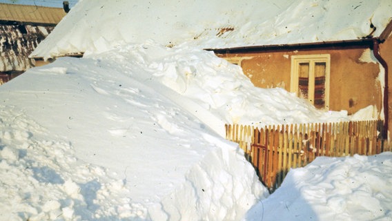 Der Schnee reicht im Winter 1979 bis zur Dachkante eines Hauses. © NDR Foto: Johannes Pilgrim
