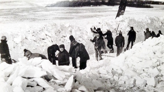 Freiwillige Helfer legen im Winter 1979 eine völlig verschneite Straße zwischen Bobbin und Polchow auf der Ostseeinsel Rügen frei. © NDR Foto: Anngret Bokemüller