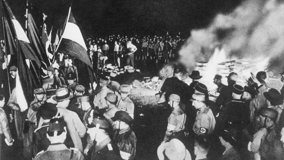 Bücherverbrennung durch die Nationalsozialisten in Berlin am 10.  Mai 1933 © Picture-Alliance/dpa 