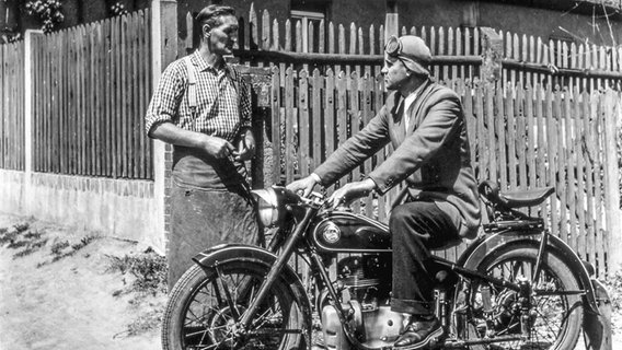 Motorradfahrer auf einer "AWO 425" der VEB Simson-Werke Suhl im Jahr 1957 Motorradfahrer auf einer "AWO 425" der VEB Simson-Werke Suhl im Jahr 1957 © akg-images / Gardi Foto: Gardi