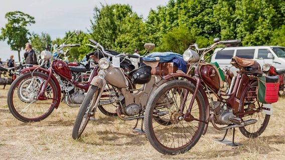 Zwei Simson SR1, Baujahr 1956 (l und r), eine Simson SR2, Baujahr 1959 (Mitte), aufgenommen am 26.05.2012 auf der Oldtimer Show im MAFZ-Erlebnispark Paaren/Glien in Schönwalde-Glien. Zwei Simson SR1, Baujahr 1956 (l und r), eine Simson SR2, Baujahr 1959 (Mitte), aufgenommen am 26.05.2012 auf der Oldtimer Show im MAFZ-Erlebnispark Paaren/Glien in Schönwalde-Glien. © dpa Themendienst Foto: Monique Wüstenhagen