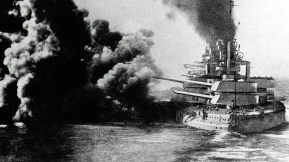 Ein deutsches Kriegsschiff feuert während der Skagerrak-Schlacht 1916 auf die britische Marine. © picture alliance / AP Photo 