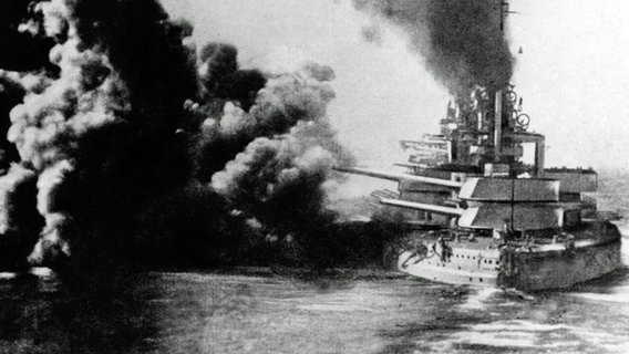 Ein deutsches Kriegsschiff feuert während der Skagerrak-Schlacht 1916 auf die britische Marine. Ein deutsches Kriegsschiff feuert während der Skagerrak-Schlacht 1916 auf die britische Marine. © picture alliance / AP Photo