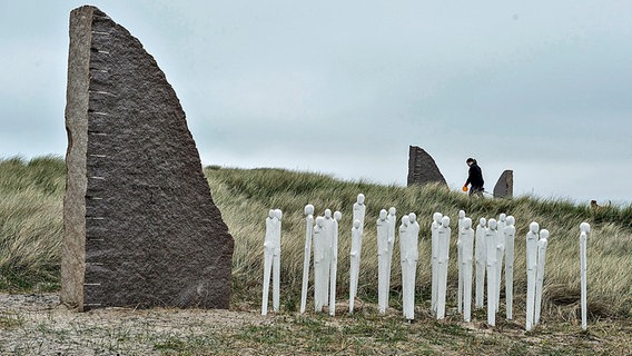 Eine Skulptur im dänischen Thyboroen erinnert an die Opfer auf der HMS Queen Mary während der Skagerrakschlacht 2016. Eine Skulptur im dänischen Thyboroen erinnert an die Opfer auf der HMS Queen Mary während der Skagerrakschlacht 2016. © dpa bildfunk Foto: Henning Bagger