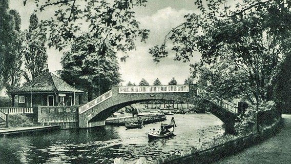 Die Liebesinsel im Hamburger Stadtpark auf einer historischen Postkartenansicht © Hamburg Museum Foto: Postkarte, Fotografie R.F. Schmiedt