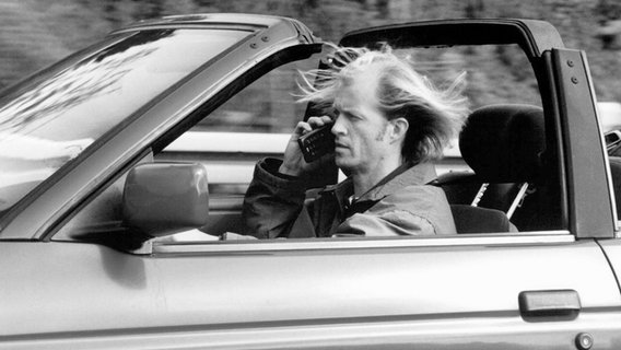 Das undatierte Archivbild zeigt einen Mann, der während des Autofahrens mit einem Handy telefoniert. Das undatierte Archivbild zeigt einen Mann, der während des Autofahrens mit einem Handy telefoniert. © picture-alliance / dpa
