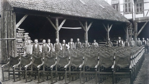 Lauterberger Stuhlarbeiter der Firma Hillegeist stehen vor Theatergestühl, das nach Holland exportiert werden soll (Aufnahme um 1906) © Privatarchiv Hans-Heinrich Hillegeist 