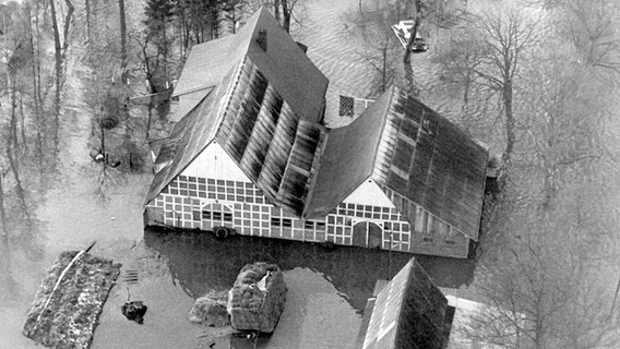 Ein Gehöft im Kehdinger Land ist nach der Sturmflut im Januar 1976 von Wassermassen eingeschlossen © dpa /picture alliance Foto: Dieter Klar