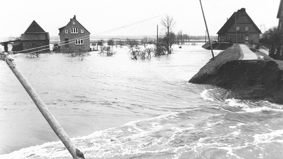 Deichbruch in Hamburg-Finkenwerder bei der Sturmflut 1962. © NDR/Kurt Wagner 