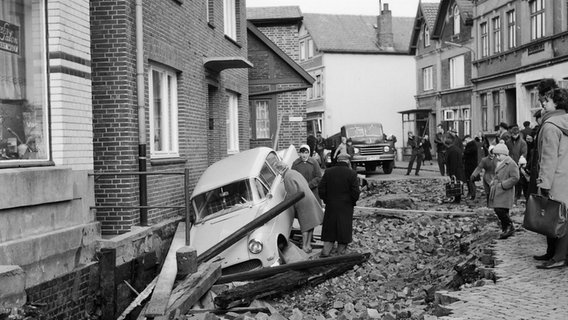Auto in einem Straßengraben in Hamburg-Finkenwerder nach der Sturmflut 1962. © NDR/Kurt Wagner 