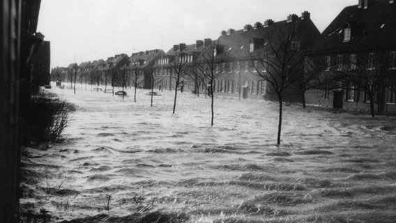 Die überflutete Nordmeerstraße in Hamburg-Finkenwerder nach der Sturmflut 1962. © NDR/Kurt Wagner 
