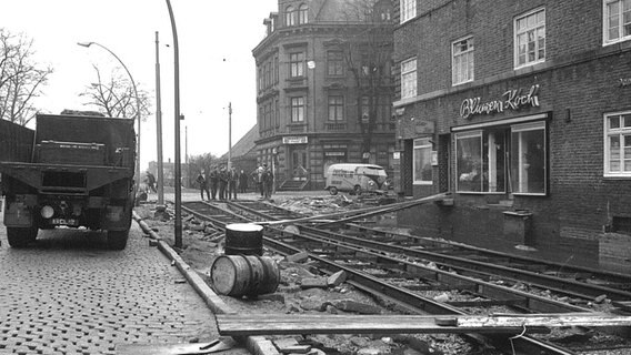 Unterspülte Straßenbahngleise in der Georg-Wilhelmstraße, Ecke Vogelhüttendeich in Hamburg-Wilhelmsburg nach der Sturmflut 1962. © NDR Foto: Günther Hachmeister