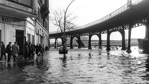 Die überschwemmte Straße an den Vorsetzen in Hamburg nach der Sturmflut am 16.02.1962. © picture-alliance/dpa 