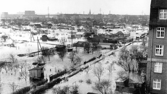 Überschwemmtes Wohngebiete in Hamburg nach der Sturmflut im Februar 1962. © picture alliance/dpa 