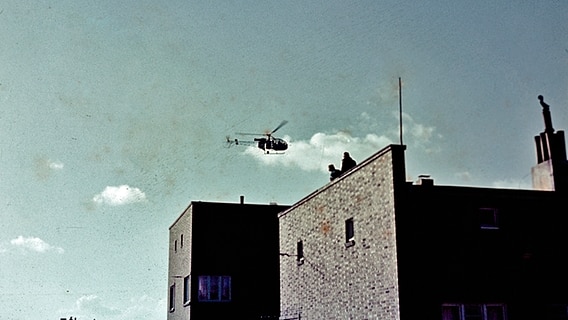 Ein Hubschrauber fliegt über dem überschwemmten Hamburg-Wilhelmsburg 1962 © NDR Foto: Hildegard Westphal