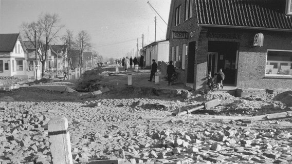 Zerstörte Straße in Moorfleet nach der Sturmflut 1962 © NDR Foto: Kurt Jenke