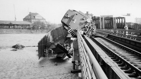 Eine durch die Sturmflut 1962 umgestürzte Lok auf den Gleisen in Hamburg-Veddel. © NDR Foto: Adolf Scharenberg