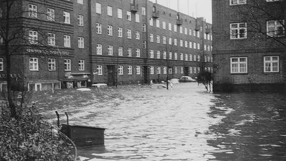 Sturmflut 1962 in Hamburg: Die Straßen Veddeler Damm und Wilhelmsburger Straße stehen unter Wasser. © NDR Foto: Adolf Scharenberg