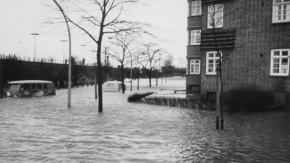 Sturmflut 1962 in Hamburg: Überflutete Straße Am Gleise in Veddel. © NDR Foto: Adolf Scharenberg