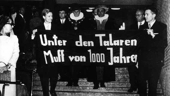 Studenten der Uni Hamburg halten 1967 ein Protest-Banner mit der Aufschrift "Unter den Talaren Muff von 1000 Jahren" hoch. Studenten der Uni Hamburg halten 1967 ein Protest-Banner mit der Aufschrift "Unter den Talaren Muff von 1000 Jahren" hoch. © picture-alliance / dpa