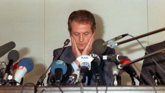 Der schleswig-holsteinische Ministerpräsident Uwe Barschel (CDU) weist auf einer Pressekonferenz am 18.9.1987 in Kiel die von seinem ehemaligen Referenten Reiner Pfeiffer erhobenen Vorwürfe, er habe den Oppositionsführers Björn Engholm (SPD) während des Wahlkampfes bespitzeln lassen, zurück. Der schleswig-holsteinische Ministerpräsident Uwe Barschel (CDU) weist auf einer Pressekonferenz am 18.9.1987 in Kiel die von seinem ehemaligen Referenten Reiner Pfeiffer erhobenen Vorwürfe, er habe den Oppositionsführers Björn Engholm (SPD) während des Wahlkampfes bespitzeln lassen, zurück. © picture-alliance / dpa Foto: Werner Baum