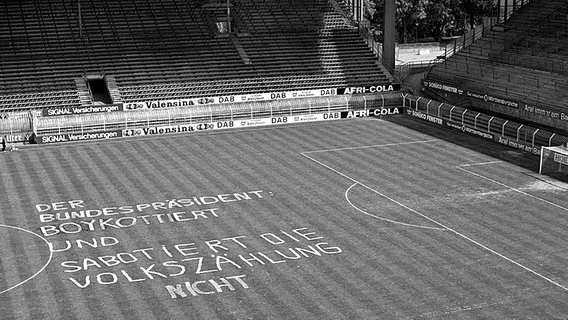 Beschmierter Rasen im Dortmunder Westfalenstadion 1987. © dpa - Bildarchiv Foto: Franz-Peter Tschauner