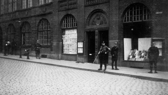 Schwarzweiß-Aufnahme von SS-Männern, die vor dem Braunschweiger Volksfreund-Haus stehen Schwarzweiß-Aufnahme von SS-Männern, die vor dem Braunschweiger Volksfreund-Haus stehen © privat