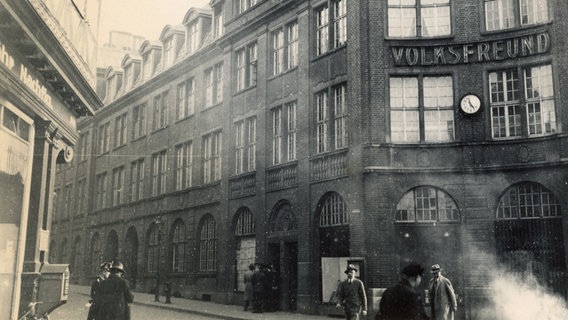 Vor dem Volksfreund-Haus in Braunschweig werden am 8. März 1933 Bücher, Schriftstücke und Fahnen von SPD und Gewerkschaften von SS-Männern verbrannt. © Stadtarchiv Braunschweig 