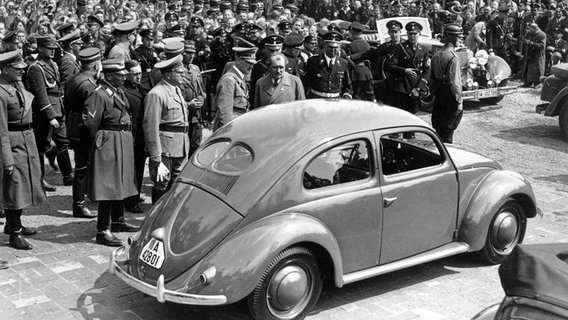 Nach der Grundsteinlegung lässt sich Adolf Hitler einen "Volkswagen" von Ferdinand Porsche zeigen © Picture-Alliance/dpa 
