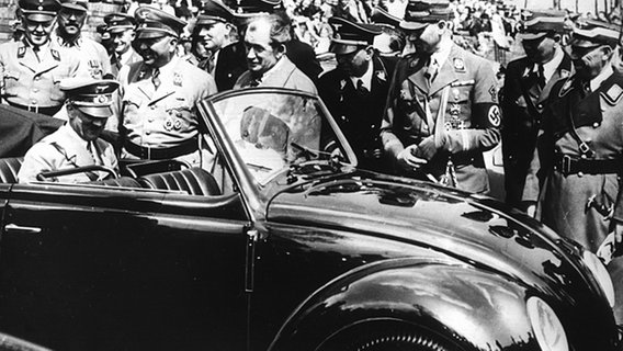Adolf Hitler begutachtet einen Prototypen des "Käfer" (undatierte Aufnahme). © dpa Foto: DB