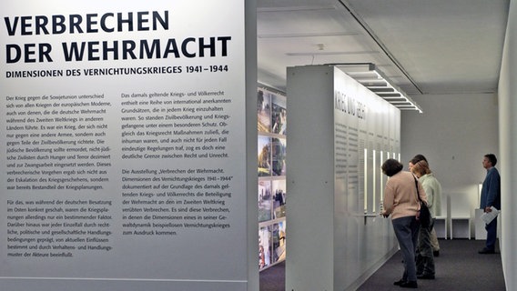 Schautafeln und Besucher der zweiten Wehrmachtsausstellung in München 2002 © dpa / picture alliance Foto: Mauricio Gambarini
