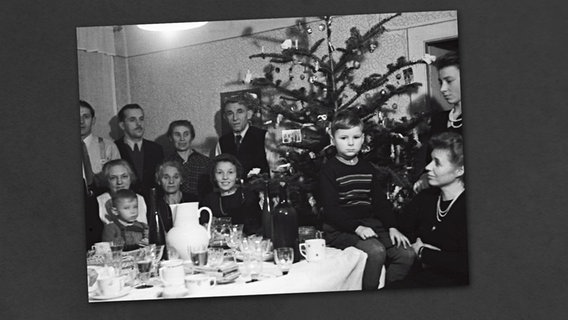Eine Familie sitzt 1945 vor einem Weihnachtsbaum. © picture alliance/IMAGNO Foto: IMAGNO/Votava
