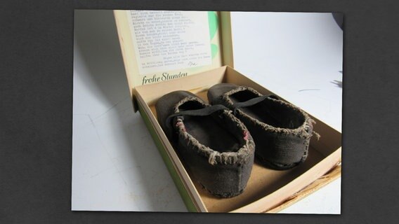 Schuhe liegen in einer Kiste. © Stiftung Freilichtmuseum am Kiekeberg Foto: Privat