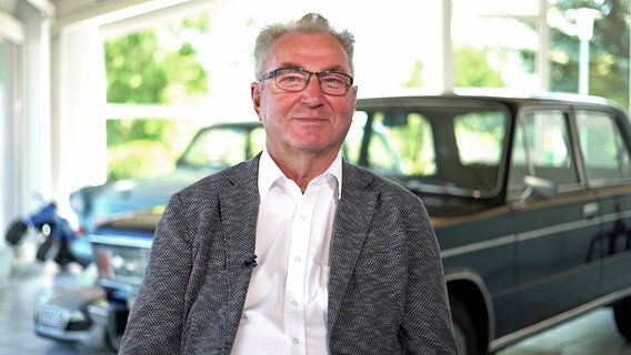 Rüdiger Hennings beim Interview im Autohaus Hennings. © NDR 