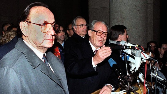 Willy Brandt hält eine Ansprache zur Maueröffnung am 10.11.1989. Willy Brandt hält eine Ansprache zur Maueröffnung am 10.11.1989. © picture-alliance/dpa