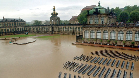 Der überflutete Innenhof des Dresdner Zwingers am 14.08.2002. Der überflutete Innenhof des Dresdner Zwingers am 14.08.2002. © picture-alliance / ZB Foto: Matthias Hiekel