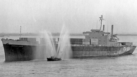 Ein Feuerlöschboot begrüsst am 31.05.1968 das Containerschiff "American Lancer" beim Einlaufen in den Hafen von Hamburg. © dpa 