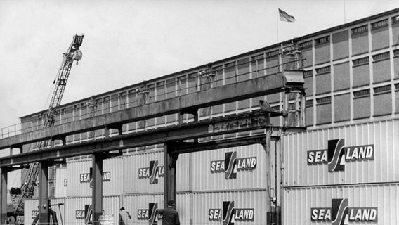 Die ersten Container der Reederei "SeaLand" liegen im April 1966 an der neue Container-Umschlagsanlage im Bremer Europa-Hafen. © dpa 