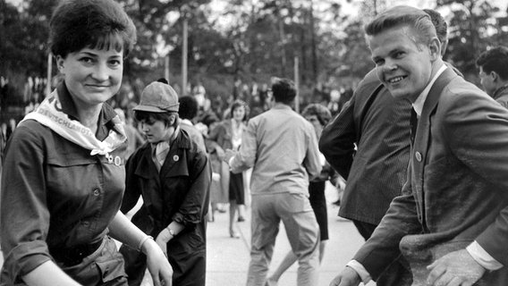 Jugendliche beim Tanz auf der Berliner Wuhlheide im Mai 1964. © picture-alliance / dpa | ZB 