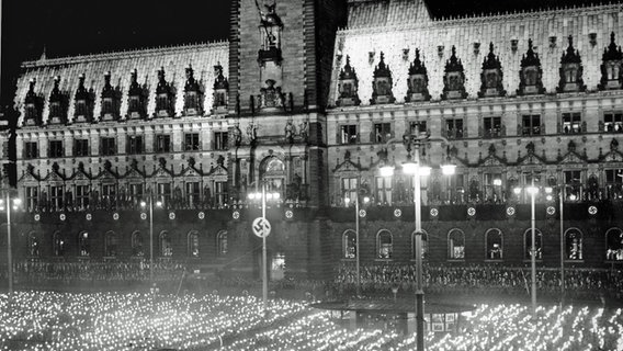 Kundgebung auf dem Adolf-Hitler-Platz in Hamburg anlässlich des Inkrafttreten des Groß-Hamburg-Gesetzes 1937 © picture-alliance / Imagno 
