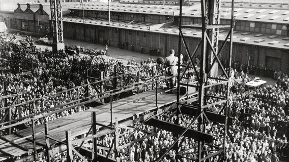 Adolf Hitler spricht am 18. August 1934 zu den Arbeitern der Werft Blohm + Voss in Hamburg. Adolf Hitler spricht am 18. August 1934 zu den Arbeitern der Werft Blohm + Voss in Hamburg. © dpa/ Picture-Alliance
