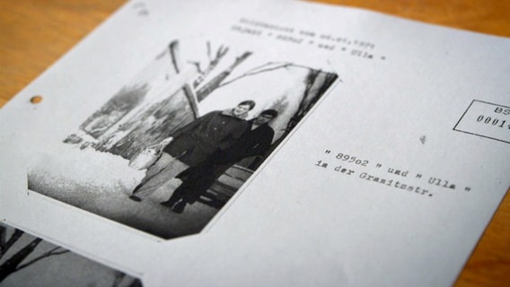 Ein Blatt aus einer Stasi-Akte zeigt Karin und Manfred Ebner beim Spaziergang © NDR 