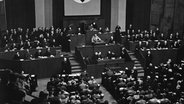 Adolf Hitler während seiner Regierungserklärung zum "Ermächtigungsgesetz" am 23. März 1933 im Reichstag. © picture alliance / akg-images 