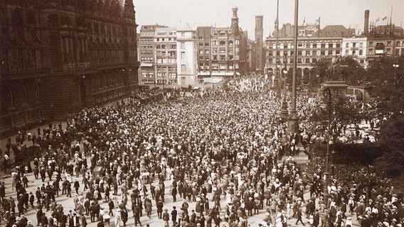 Tausende Menschen auf dem Hamburger Rathausmarkt am 1. August 1914 © NDR/Staatsarchiv HH 